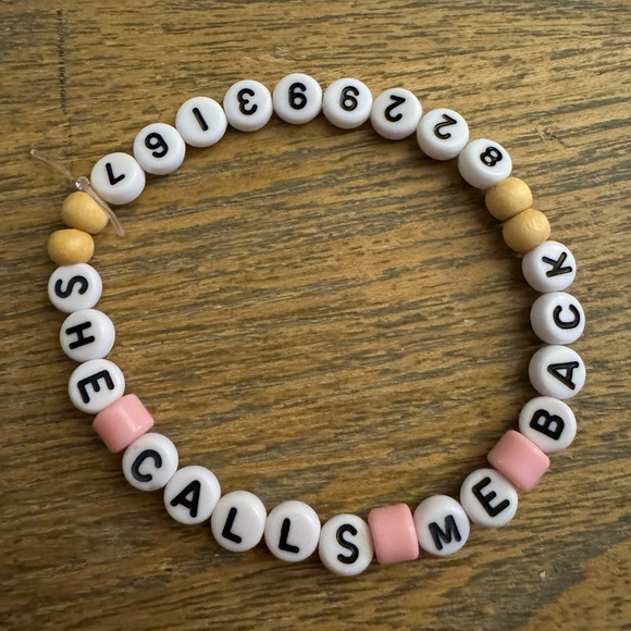 Noah Kahan Friendship Bracelets - Picture 3 of 4